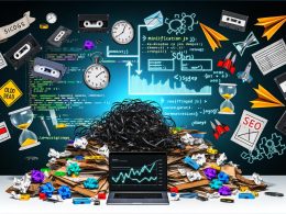 Flach gelegene Komposition: Linke Seite voller alter VHS-Kassetten, Stapel ausgedruckten JavaScript-Codes und verschlungener Sanduhren; rechte Seite mit schlankem Laptop, der schnellen Code-Deployment, 'Minified JS'-Diagramme und steigende SEO-Grafiken anzeigt. Im Hintergrund Symbole für Geschwindigkeit, Raketen und sinkende Suchrankings.