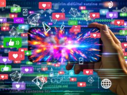 Explosive, farbenfrohe Smartphone-Bildschirme mit Kurzvideos, auffälligen Hooks, Untertiteln, Emojis sowie schwebenden Logos von YouTube Shorts, Instagram Reels und TikTok, umgeben von Datenströmen und Algorithmus-Grafiken.