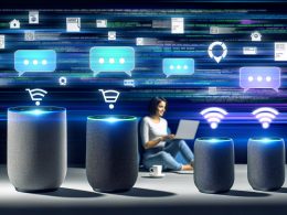 Illustration einer Frau im Homeoffice mit Kaffee und Laptop, umgeben von aktiven Sprachassistenten, die Bestellbefehle für Etsy-Produkte empfangen. Im Hintergrund digitale Datenströme und Einkaufswagen.