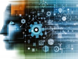 Abstrahiertes menschliches Gesicht, teils von geometrischen und digitalen Elementen überlagert, mit fließenden Datenströmen und Icons vor urbanem, innovativem Hintergrund in Blau, Türkis und Orange.