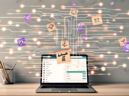 Modernes, cleanes Homeoffice-Setup mit Laptop, geöffnetem Gumroad-Dashboard und bunten Automatisierungstool-Icons, verbunden durch digitale Linien. Im Hintergrund motivierende Post-Its und digital automatisierte Aufgaben.