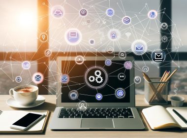 Minimalistischer Arbeitsplatz eines Solopreneurs mit Laptop auf Gumroad-Dashboard, Kaffee, Smartphone mit Verkaufsmeldungen und abstrahierten Automatisierungs-Icons.