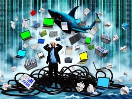 Gestresster Online-Marketer jongliert zahlreiche digitale Dateien und Produktbilder, während im Hintergrund Haifischflossen durch ein Meer aus Daten schwimmen.