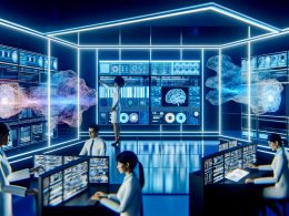 Futuristischer Kontrollraum mit holografischen Daten und Fachleuten, die an digitalen Oberflächen zusammenarbeiten, während ein Roboterarm Serverracks bedient.