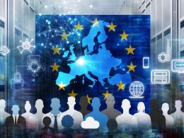 Symbolisches Titelbild zu digitaler Souveränität in Europa mit transparenter Europa-Karte, Datenströmen, Menschen und Icons für Open Source sowie Cloud vor abstrahierten Servern und Aktentürmen.