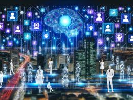 Stilisierte futuristische Nacht-Skyline mit holografischen Datenströmen, arbeitenden Menschen und KI-Symbolen vor digital überlagertem Stadtbild.