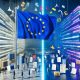 Futuristische Stadt mit großer EU-Flagge, Hightech-Symbolen, Start-up-Gründern auf Drahtseil und einer Wand aus Akten, die den Kontrast zwischen Innovation und Bürokratie in Europa zeigt.