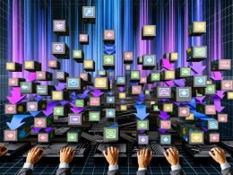 Hände bedienen digitale Dashboards und verknüpfen SaaS, CRM, E-Mail, Analytics, Slack, Google Sheets mit einem übereinander geschichteten Zapier Workflow Stack, futuristische Steuerzentrale im Hintergrund