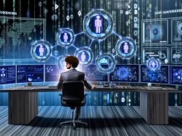 Digitaler Marketer arbeitet in modernem Büro an Multimonitoren mit holografischen Analytics-Dashboards, die vernetzte Nutzerreisen und Datenschutz zeigen.