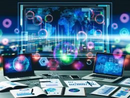 Futuristischer Arbeitsplatz mit holografischem Daten-Dashboard, offenen Laptops, Notizblättern und einer Weltkarte mit Marketing-Trends im Hintergrund.