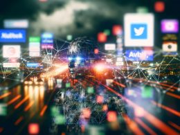 Humanoider, digital-abstrakter KI-Avatar vor futuristischer Großstadt mit Datenströmen und Social-Media-Screens