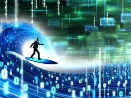 Business-Person surft auf Data-Board über leuchtende digitale Datenwellen vor futuristischen Firmengebäuden