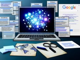 Visualisierung eines digitalen Schreibtisches mit Notizen zu Entitäten, SEO, Topic Clustern, leuchtenden Wissenslinien und einem Laptop mit geöffneter Google-Suche.