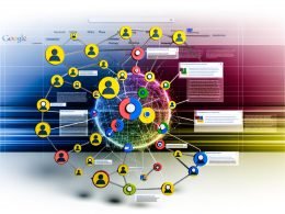 Moderne Infografik eines dreidimensionalen Knowledge Graph mit Markenlogos, Porträts, Orts- und Produkticons, umgeben von Google-Suchfeld und SERP-Elementen im technischen Stil.