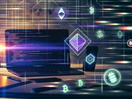 Hell ausgeleuchteter Schreibtisch mit Laptop, Code, Kryptowährungen, NFT-Bild, Smartphone mit PayPal-Benachrichtigung und technischen Tool-Icons im Hintergrund.