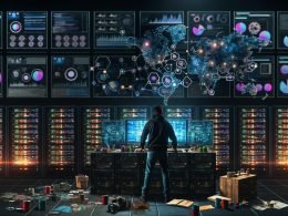 Futuristischer Maschinenraum mit Monitoren voller Social Media Analysen, einer entschlossenen Person am Touchscreen und digitalen Overlays zu Algorithmen und Netzwerken.