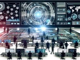 Futuristische Kommandozentrale mit digitalen Bildschirmen, technischen Geräten und Personen in Business-Kleidung, die Datenströme und Automatisierungsprozesse in Echtzeit analysieren.