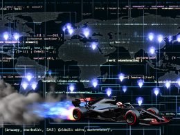Futuristisches Dashboard mit Code-Zeilen und JavaScript-Icons schwebt über einer Weltkarte mit leuchtenden Edge-Knotenpunkten, während ein Formel-1-Auto mit Nitro-Flammen an alten SaaS-Serverwolken vorbeifährt.
