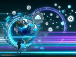 Marketer arbeitet an holografischem Dashboard mit API-Icons, globalem Cloudflare Netzwerk und Automatisierungsflüssen in futuristischer Umgebung.