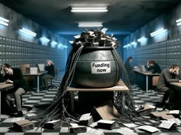 Chaotischer Schreibtisch in grauem Büro mit Papierstapeln, Akten, erschöpften Projektmanagern und Fördertopf als ironischem Mittelpunkt, im Hintergrund Aktenschränke und Plakat 'Innovation jetzt!'