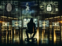 Verschwommene Person in dunklem Raum vor transparenten Monitoren mit digitalen Fingerabdrücken, Diagrammen und Matrix-Codes, umgeben von Datenschutz- und Überwachungssymbolen sowie goldenen Datenströmen.