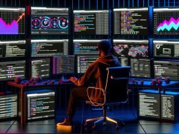 Person in urbaner Kleidung programmiert an mehreren Monitoren im Tech-Keller mit Social Media Plattformen, Datenströmen, Diagrammen und neonbeleuchtetem Ambiente.