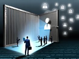 Digitale Illustration eines eleganten Metalltors, bewacht von einem LinkedIn-Bouncer. Draußen warten verschiedene Berufstätige, innen netzwerken Geschäftseliten im Licht. Im Hintergrund sind LinkedIn-Logos und Algorithmen erkennbar.