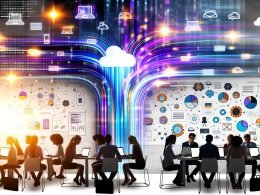 Dynamisches Titelbild mit diversen Menschen, die im lichtdurchfluteten Büro an digitalen Geräten arbeiten. Über ihren Köpfen schweben digitale Datenströme und verbinden verschiedene Plattformen, dazu Charts und technische Interface-Overlays im Hintergrund.