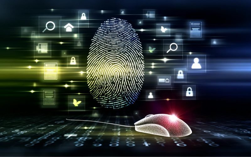 Digitale Zeichnung eines Fingerabdrucks aus binären Zahlen, der sich in einen Computer-Maus-Cursor formt, vor einem Hintergrund mit verschwommenen Marketing-Icons auf dunkler Tech-Oberfläche.