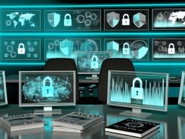 Futuristischer Arbeitsplatz mit anonymisierten Analysediagrammen, Datenschutz-Symbolen, DSGVO- und Datenschutzbüchern sowie 404 Magazine-Tasse, alles in blau-grüner Beleuchtung.