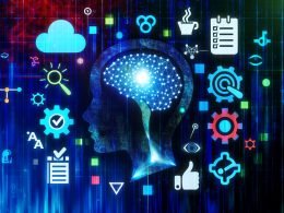 Stilisierte menschliche Kopfsilhouette mit digitalen Fragmenten, Datenströmen und KI-Symbolen, umgeben von klassischen Automatisierungssymbolen und KI-Buzzwords vor kühlem, glitchigem Hintergrund.