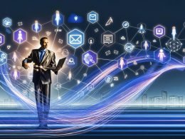 Leuchtende, verzweigte Workflow-Linien verbinden Icons wie E-Mail, CRM, Slack und Google Sheets unter der Regie eines entschlossenen Marketing-Architekten; im Hintergrund kämpfen Menschen mit veralteten Prozessen, futuristisches Magazin-Layout.