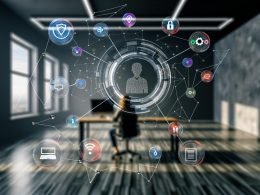 Futuristisches Home Office eines Solo-Entrepreneurs mit schwebender digitaler Oberfläche, die vernetzte Tools, bunte Automatisierungs- und Sicherheits-Symbole sowie effizienten Workflow zeigt.