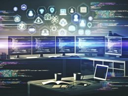 Zeitgemäßer Arbeitsplatz mit mehreren Bildschirmen, Social Media Grafiken, Code und Daten-Dashboards, umgeben von Laptops, Tablets und Kaffeetassen in technischer Atmosphäre.