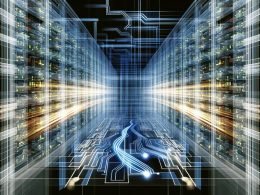 Abstraktes Maschineninnere eines modernen Rechenzentrums mit Lichtspuren, leuchtenden Datenströmen und überlagerten schematischen neuronalen Netzen.