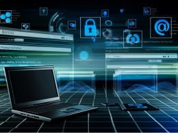 Schlanker Laptop mit Datenströmen auf dem Bildschirm, umgeben von schwebenden Browser-Fenstern unterschiedlichster Geräte mit technischen Parametern und Datenschutzsymbolen im Hintergrund, futuristisch inszeniert.