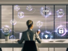 Moderner Büroraum mit diversen Marketingfachkräften, die gemeinsam ein Dashboard mit vernetzten MarTech-Tools und klaren Datenflüssen betrachten. Im Hintergrund liegen veraltete Geräte, während der Fokus auf einem organisierten zentralen Hub liegt.