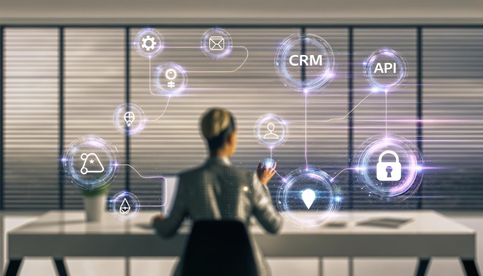 Moderner, minimalistischer Schreibtisch 2030 mit holografischem Interface, verbundenen CRM-, Automations-, Finanz- und KI-Tools, gesteuert per Gesten von einem Solopreneur mit digitalen Sicherheits-Siegeln im Hintergrund.