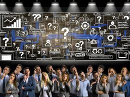 Marketing-Kontrollraum voller verwirrender Tools, Datenströme, Buzzwords und ratlosen Menschen im Vordergrund