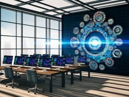 Hochmodernes Büro mit mehreren Bildschirmen für API-Workflows und große Zahnraduhr im Vordergrund zur symbolischen Darstellung genauer Zeitplanung.