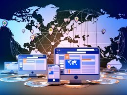 Dynamische Darstellung mehrsprachiger Webseiten auf Computer- und Mobilbildschirmen, vernetzt auf einer stilisierten Weltkarte mit internationalen Zielmärkten und technischen SEO-Elementen.