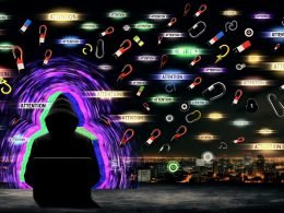 Digitale Großstadtsilhouette bei Nacht mit Person in Kapuze am Laptop, umgeben von leuchtenden Story-Hooks und Neonschriftzug ‚Attention‘.