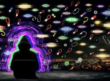 Digitale Großstadtsilhouette bei Nacht mit Person in Kapuze am Laptop, umgeben von leuchtenden Story-Hooks und Neonschriftzug ‚Attention‘.