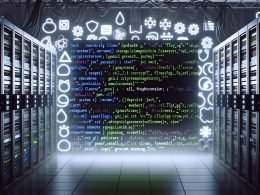 Maschinenraum mit Serverracks, leuchtendem HTML-Code, JavaScript-Symbolen und Webframework-Icons hinter einer Firewall, stimmungsvolle High-Tech-Kampfzone