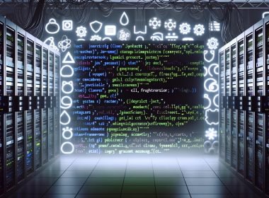 Maschinenraum mit Serverracks, leuchtendem HTML-Code, JavaScript-Symbolen und Webframework-Icons hinter einer Firewall, stimmungsvolle High-Tech-Kampfzone
