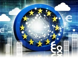 Modernes, digitales Titelbild mit EU-Sternkreis, leuchtenden Netzverbindungen, Cloud-Icons, Serverracks, Paragraphen-Symbolen und angedeuteten Gebäudeschatten vor blau-weißem Hintergrund.
