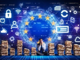Überforderter Unternehmer vor Akten, Cookie-Bannern und Checklisten, umgeben von EU-Regulierungs-Symbolen und Tech-Konzern-Logos im digitalen Dschungel.