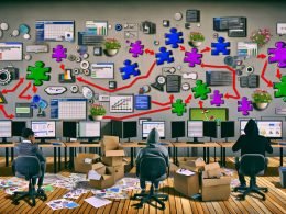 Mehrere Monitore mit Marketing-Dashboards, Code-Editoren und Warnhinweisen, von verwirrten Experten umgeben, zeigen Probleme bei der Datenintegration verschiedener Tools wie Google Analytics, CRM und Facebook Pixel.
