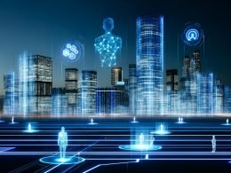 Futuristische Stadt bei Dämmerung mit Glasgebäuden, Hologrammen und übergroßen, transparenten KI-Wächtern über den Menschen.