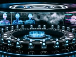 Futuristischer Sitzungssaal mit humanoiden Robotern, transparenten Arbeitsflächen, digitalem Code und großen Datenzentren, keine Menschen zu sehen.